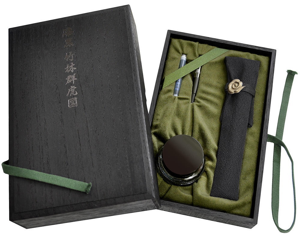 新製品】漆黒に虎が浮かび上がる万年筆！プラチナ「出雲」ブランドから｜