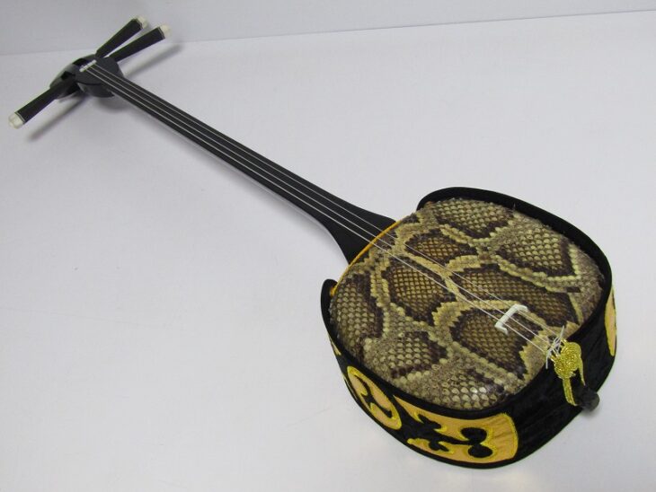 三線工房ひかり 沖縄三線 蛇皮本革張り ハードケース付き中古整備品