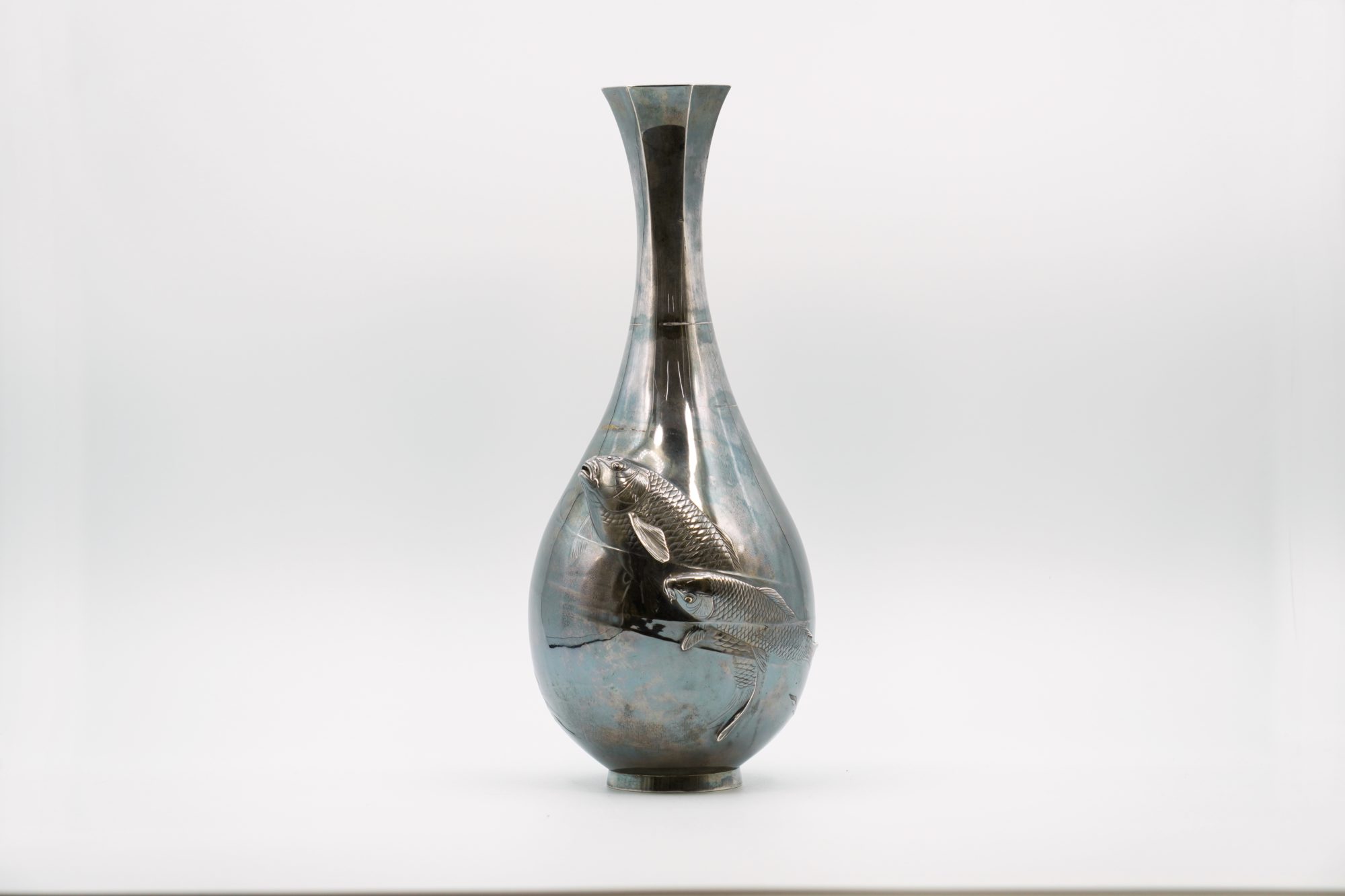 横山政行 純銀水面双鯉浮彫花瓶 | 明治工芸・明治金工の販売専門店なら