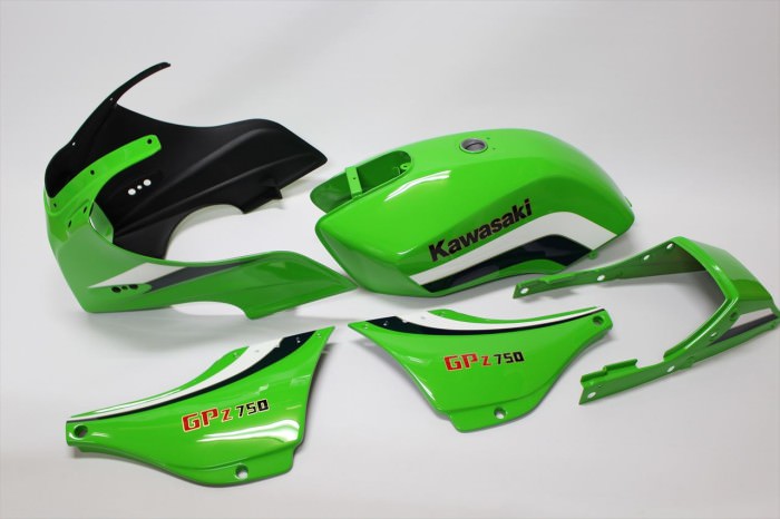カワサキGPZ750F外装塗装：ローソンレイニーカラー - バイク塗装なら