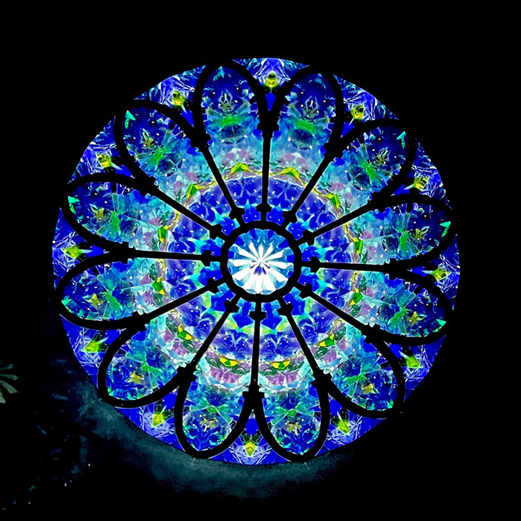 薔薇があでやかな大きなステンドグラス／宙に浮かぶ常夜灯がまるで