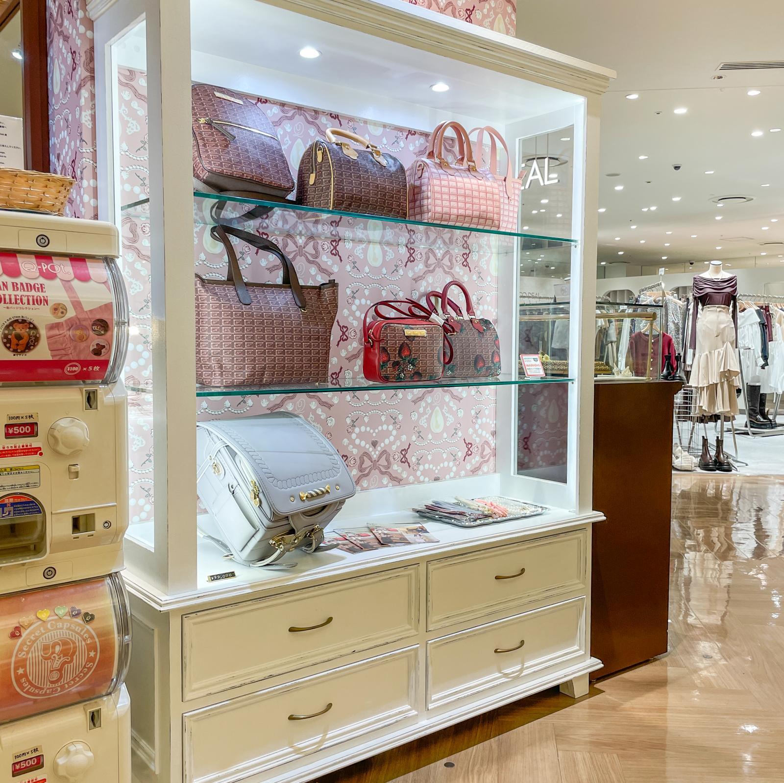 アパルショップ向けガラス棚ディスプレイシェルフ店舗什器アンティーク