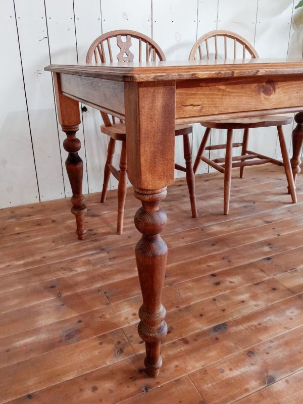 パイン無垢材を使ったターンドレッグダイニングテーブルW1800@大阪の