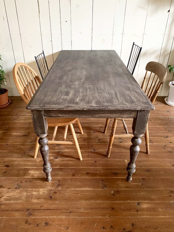 フランスアンティーク家具をイメージしたターンドレッグダイニング