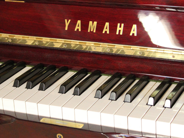 YAMAHA アップライトピアノ W110BW（猫脚・木目）【調律済・美品
