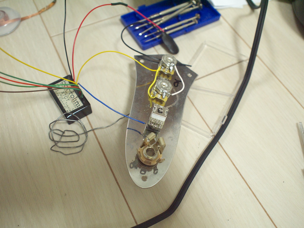 フェンダーのパッシブベースに内臓プリアンプ”Bartolini XTCT”を