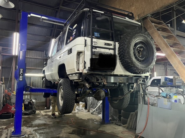 外装と下回りの錆び修理でトヨタランドクルーザー76が入庫！｜傷・錆