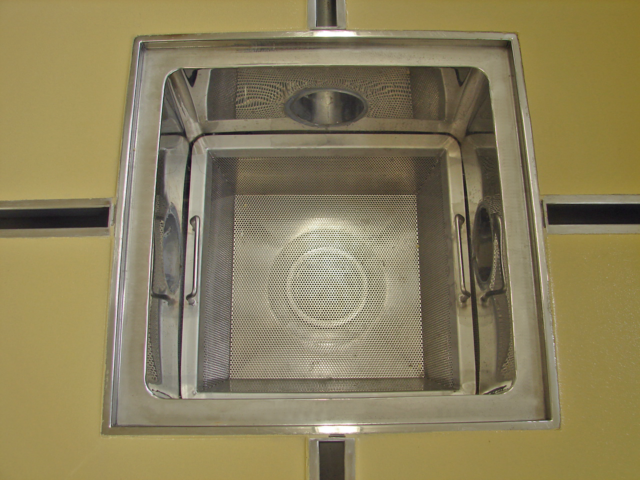 HACCP導入事例】厨房に最適！ステンレス排水溝・集水桝〈2026最新