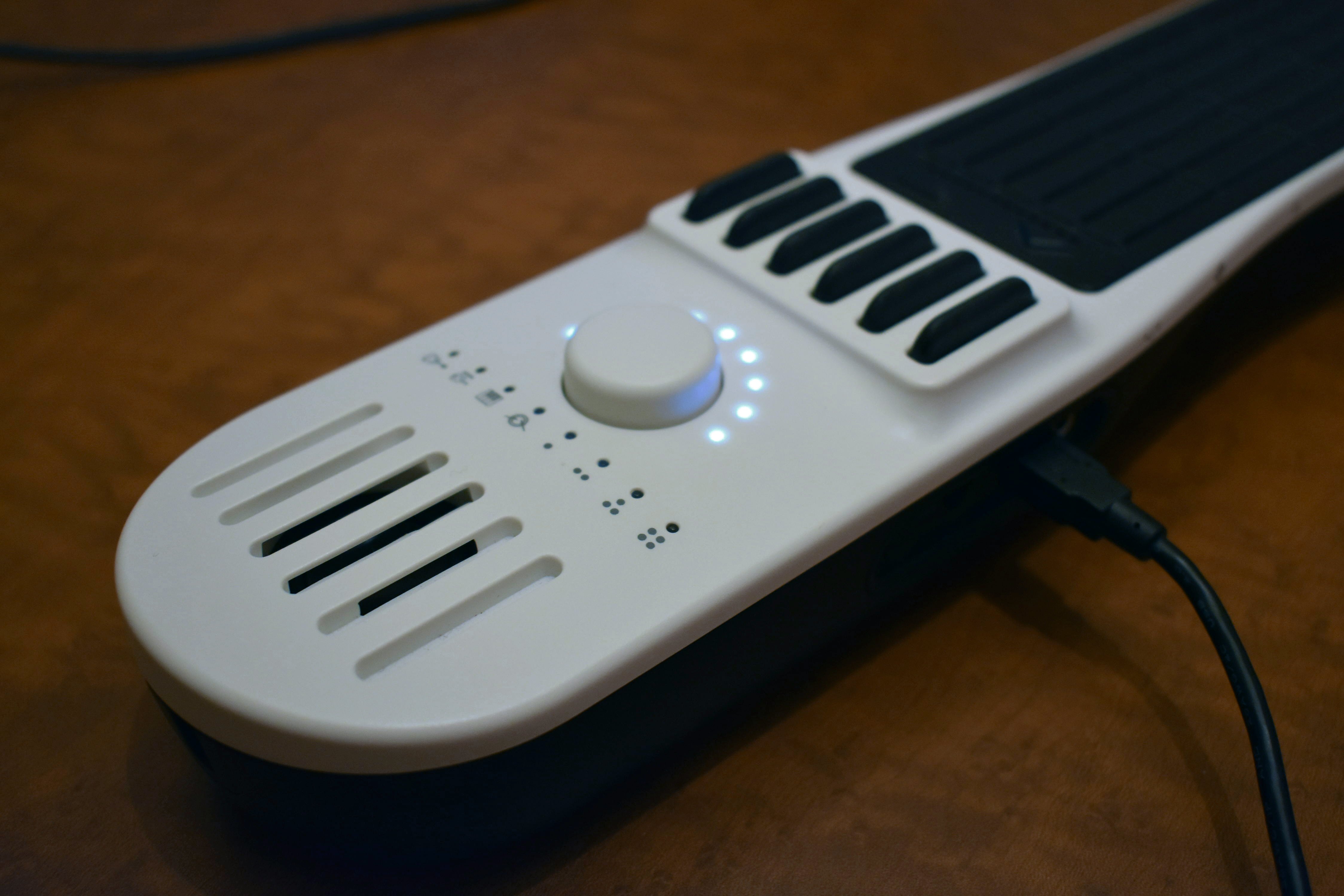 ギター、バイオリン、ピアノやドラムも演奏できる万能なMIDIギター