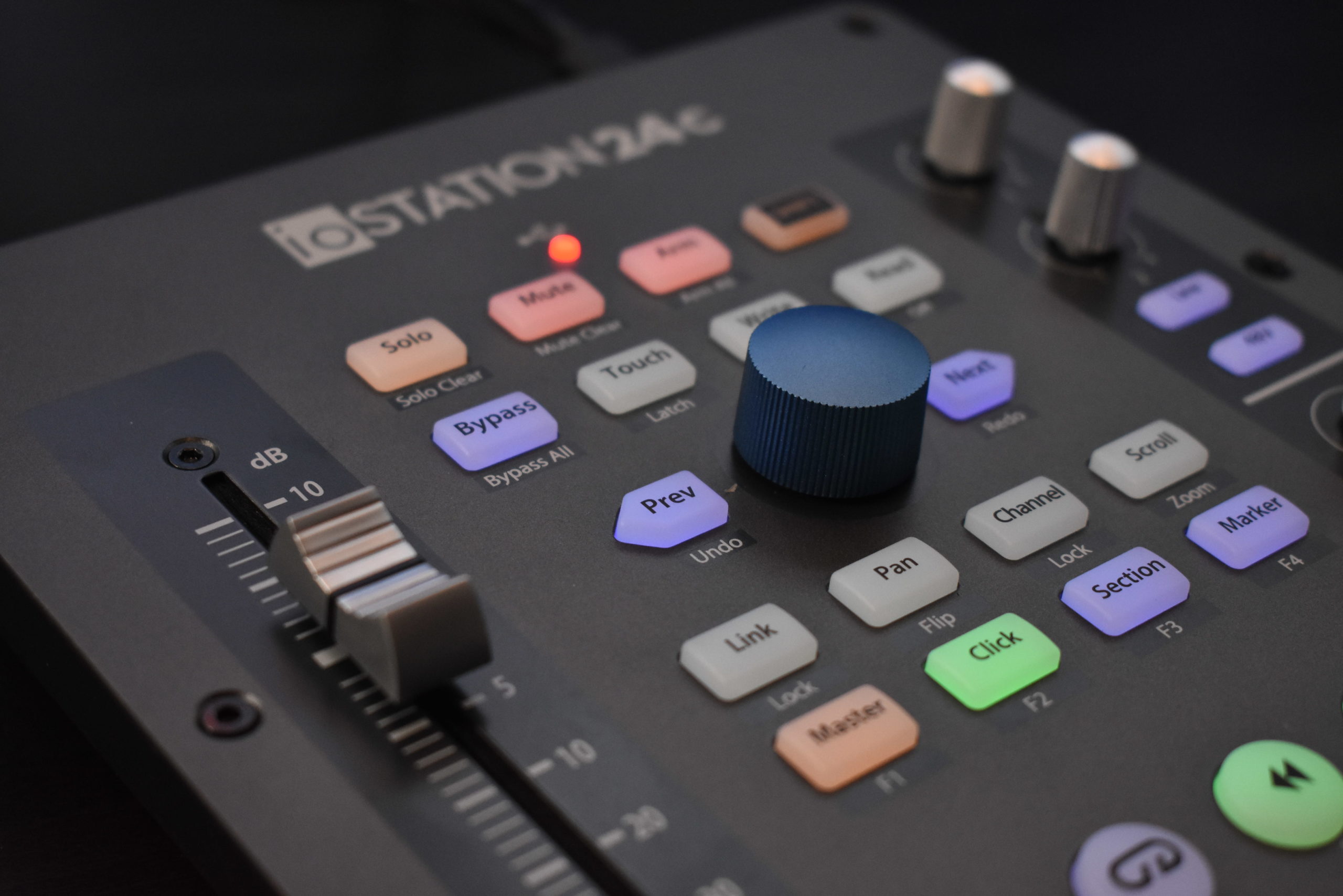 ムービングフェーダーとオーディオインターフェイスが合体した