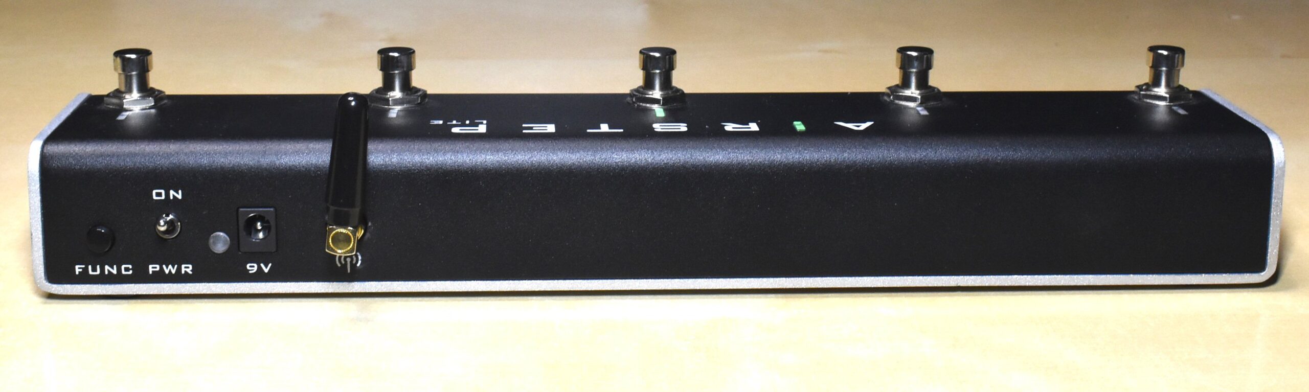 MIDI、Bluetooth、USB、アナログ接続まで何でもあり！究極のフット