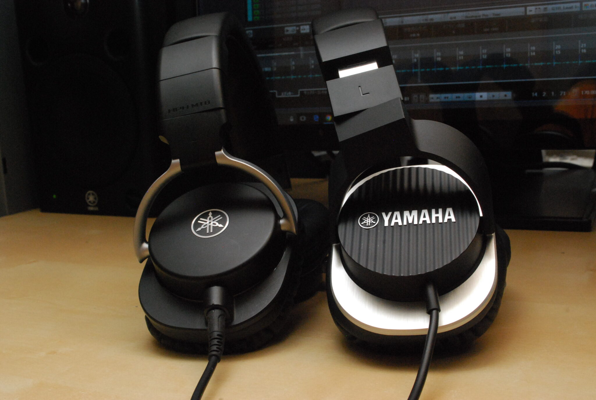 YAMAHAの定番モニターヘッドホンHPH-MT8。最近プロを含む多くのDTMerが