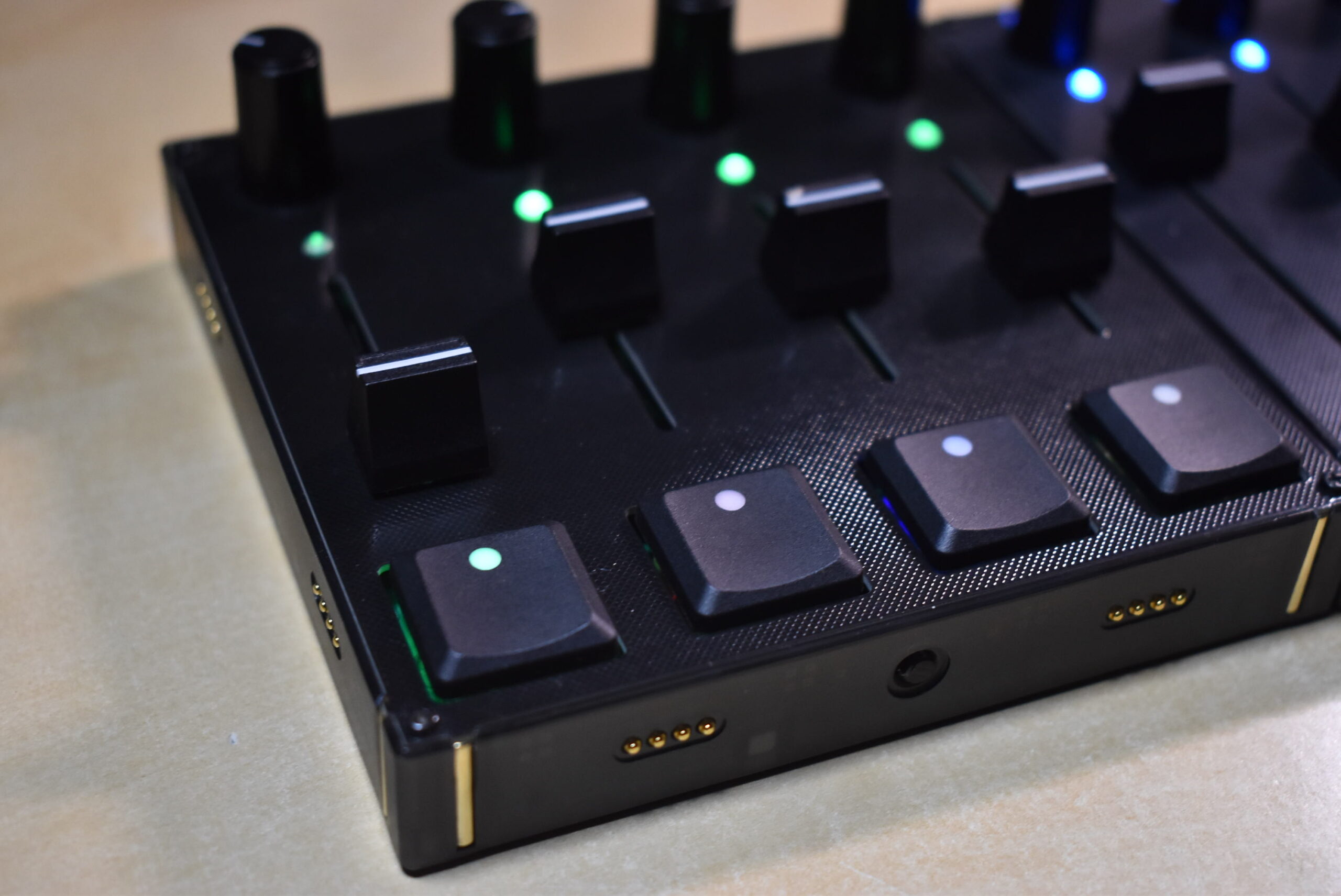 磁石で自在に拡張する新世代MIDIコントローラー、Intech Studio「Grid