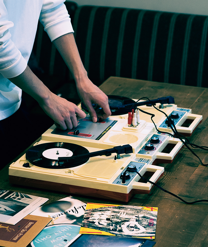 5万円台でDJブースが作れる♪ '80年代顔はインテリアとしても◎｜雑誌