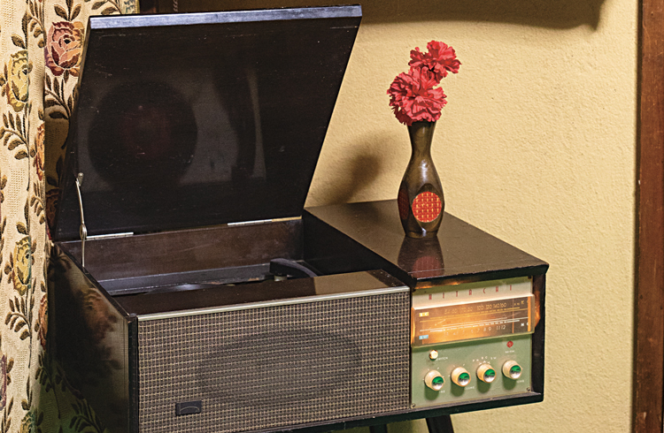 昭和レトロ】「日立」のステレオプレーヤーが近未来的デザインでエモい