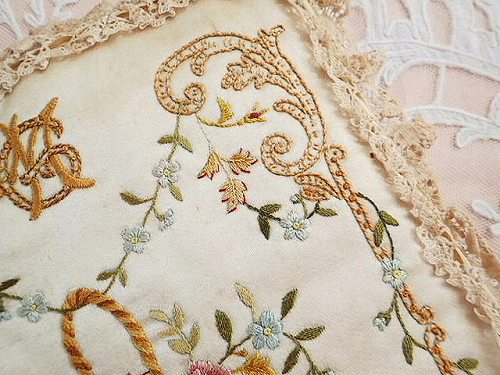 花かご刺繍 シルクのリネンケース - アンティークショップ Eglantyne
