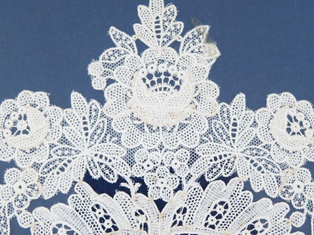 アンティークフランス ノルマンディーレースドイリー 薔薇 空想の花