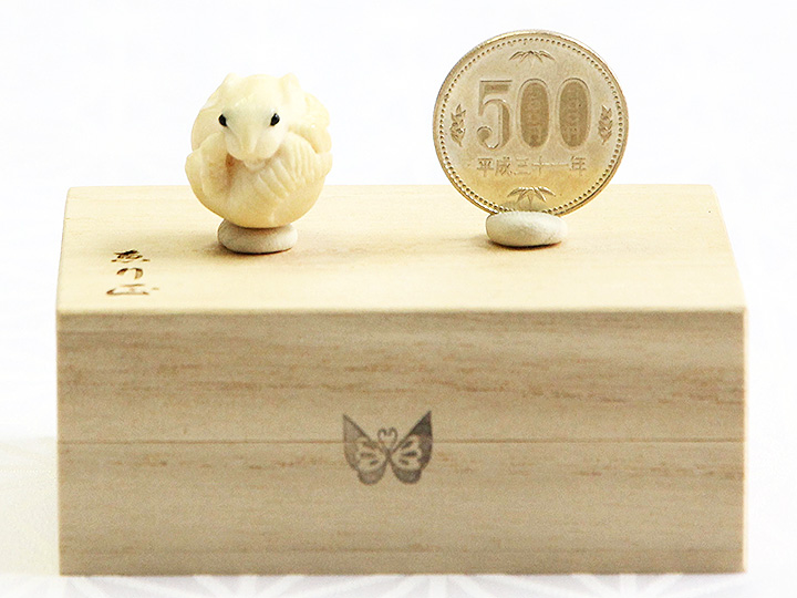 紐止め！【根付 鹿角 彫り文様・30・提げ物 骨董】◇牙 リス ネズミ