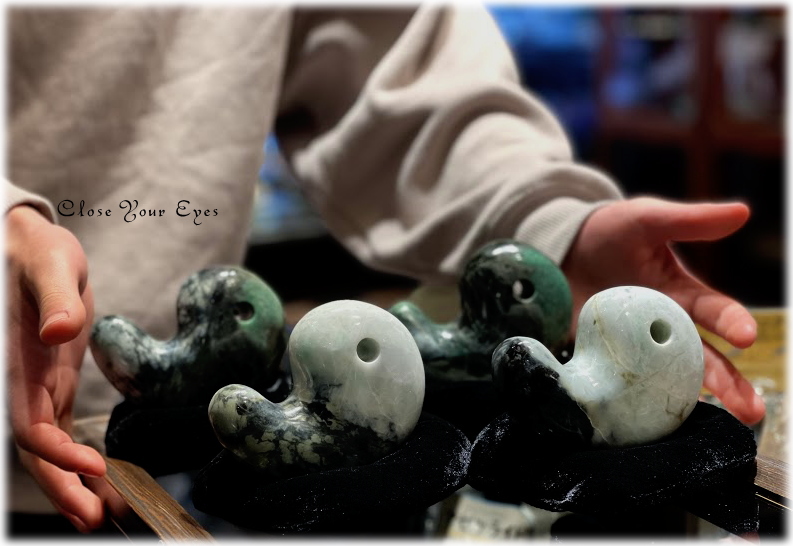 糸魚川産翡翠の超特大勾玉 伝出土品 武藤玄功 糸魚川産本翡翠『極大