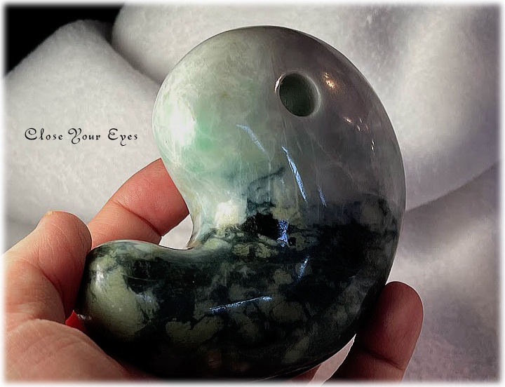 糸魚川産翡翠の超特大勾玉 伝出土品 武藤玄功 糸魚川産本翡翠『極大