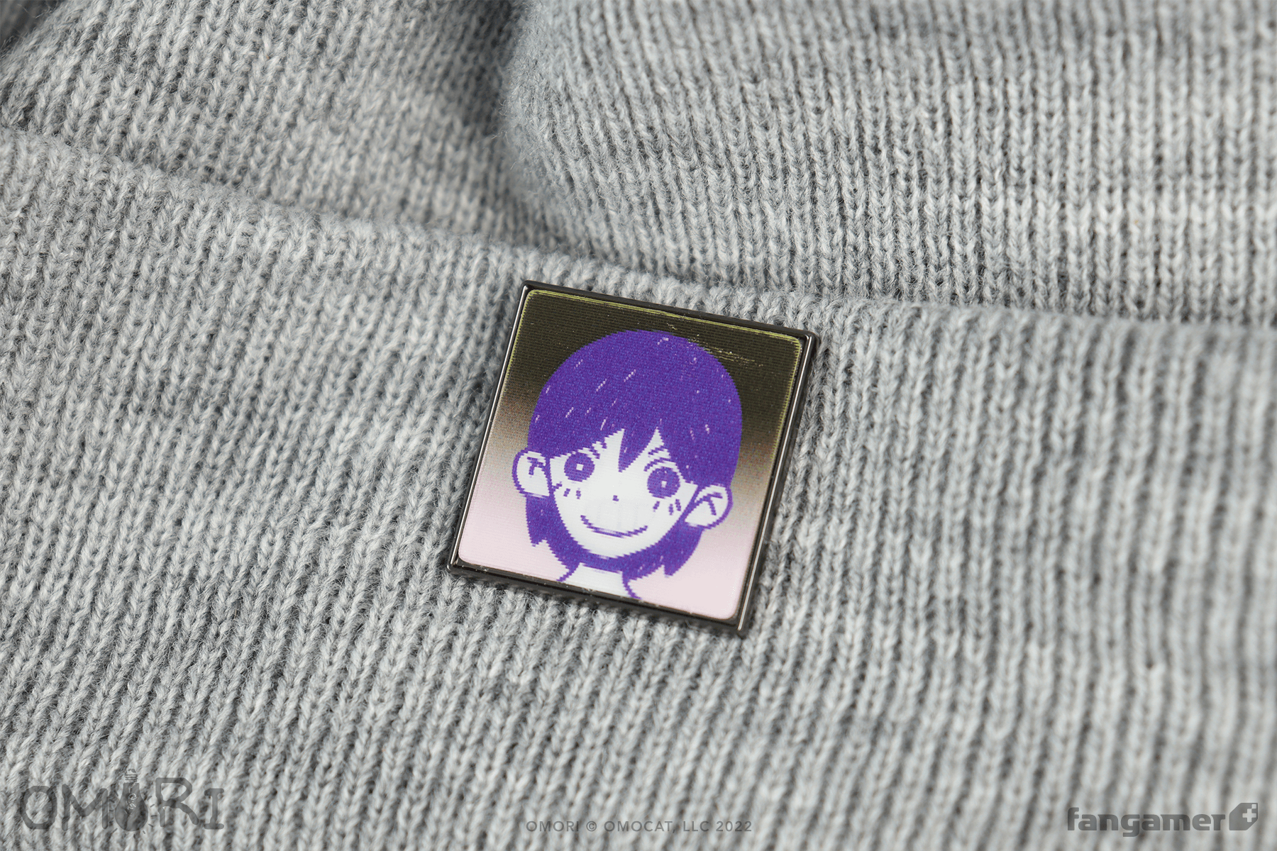 OMORI」－ ケル“にこにこ” レンチキュラーピンバッジ - Fangamer Japan