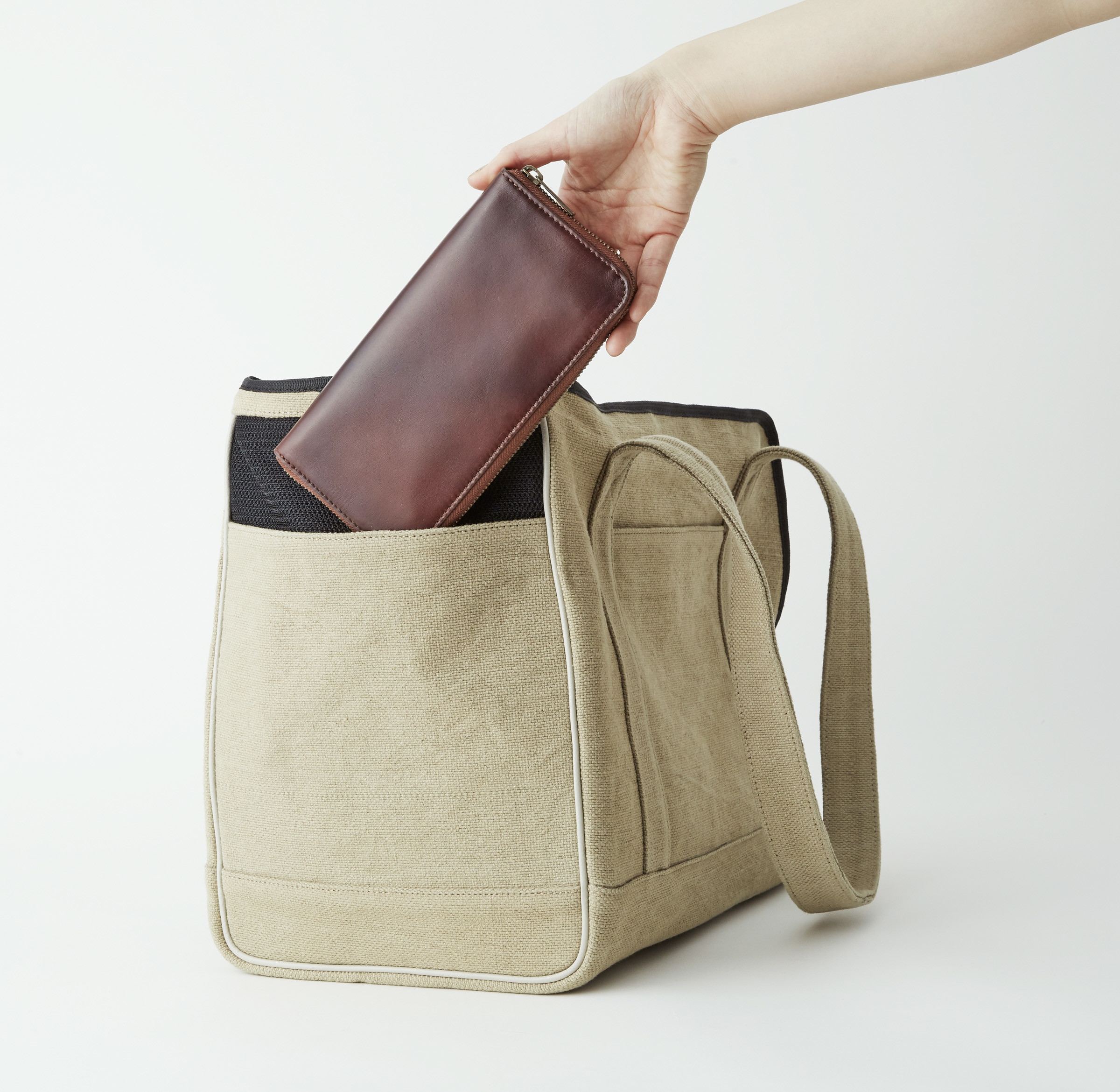 RINNとマザーハウスがコラボ、麻とナイロン組み合わせたネコ用バッグ発売