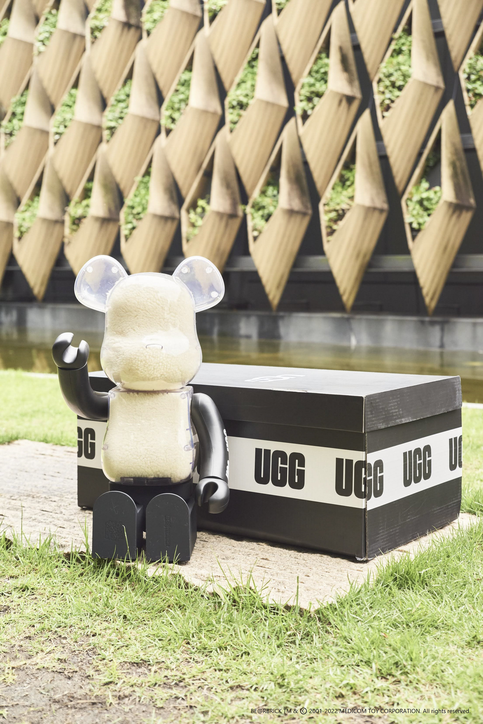 ボアを敷き詰めたベアブリックが登場 前回即完したモデルのサイズを