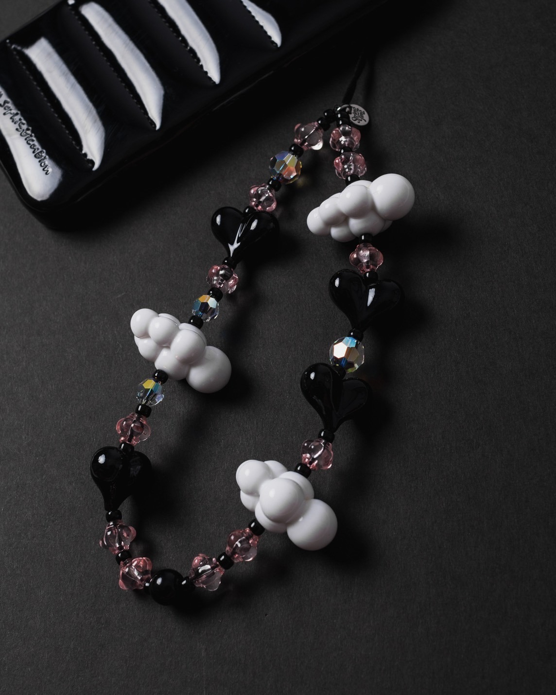 BLACKPINKやNewJeansが愛用する携帯ストラップ「ストリング ティング