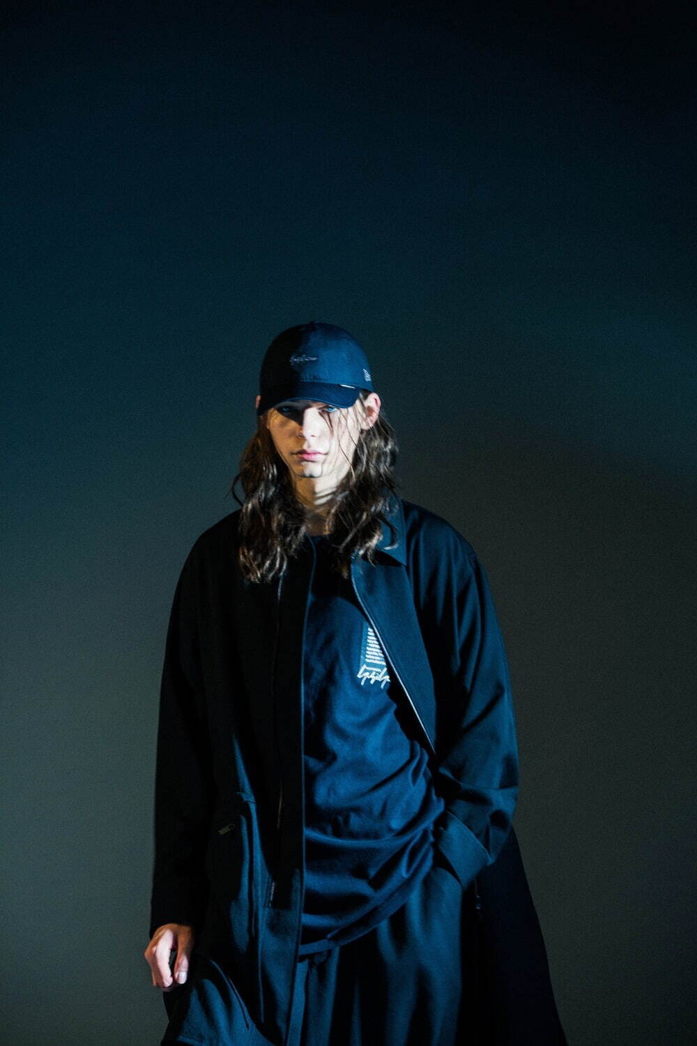 ヨウジヤマモト×ニューエラ、“ダリア”の花を飾った9THIRTYキャップ