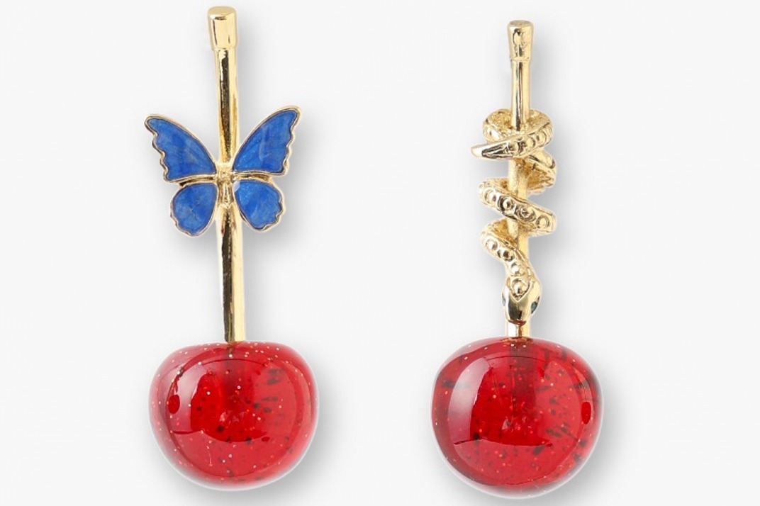 アナ スイ“ぷっくりチェリー”のアクセサリー、茎に蝶と蛇が絡みつく