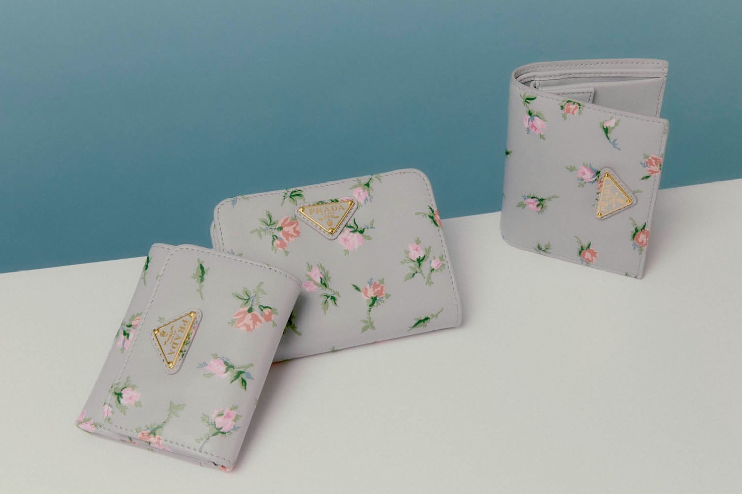プラダのウィメンズ財布、“ローズ”柄×パールグレーのレザー二つ折り