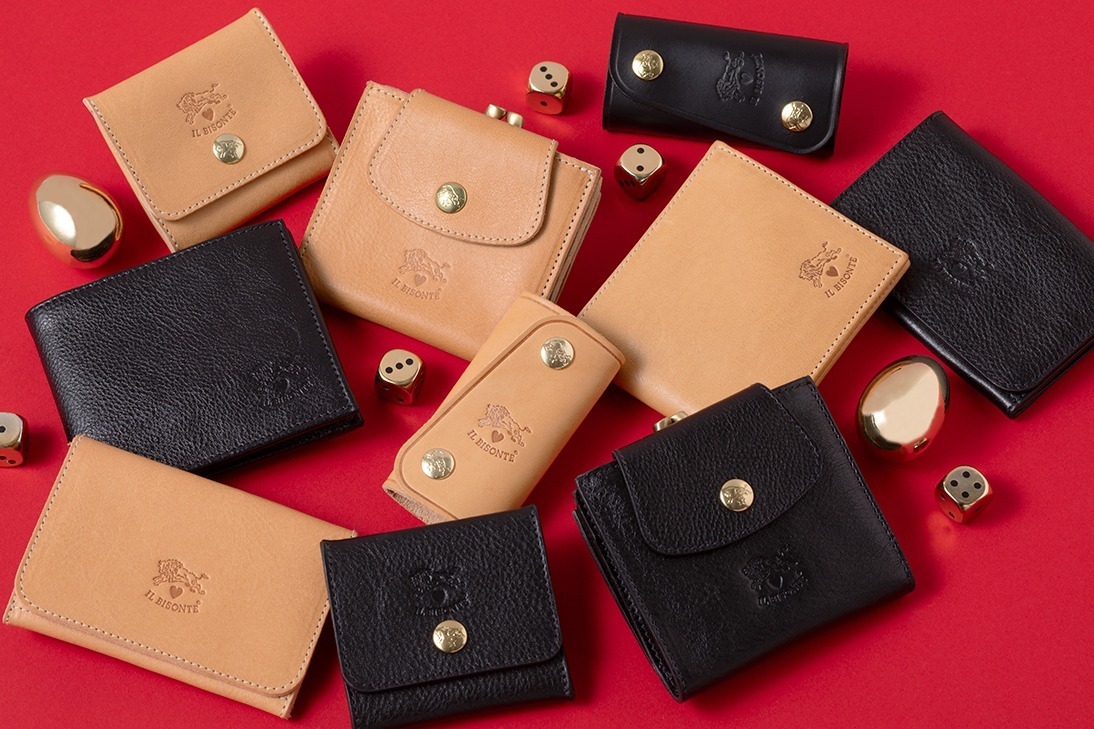 イル ビゾンテの新作レザーグッズ、“ハート”ロゴの二つ折り財布＆キー