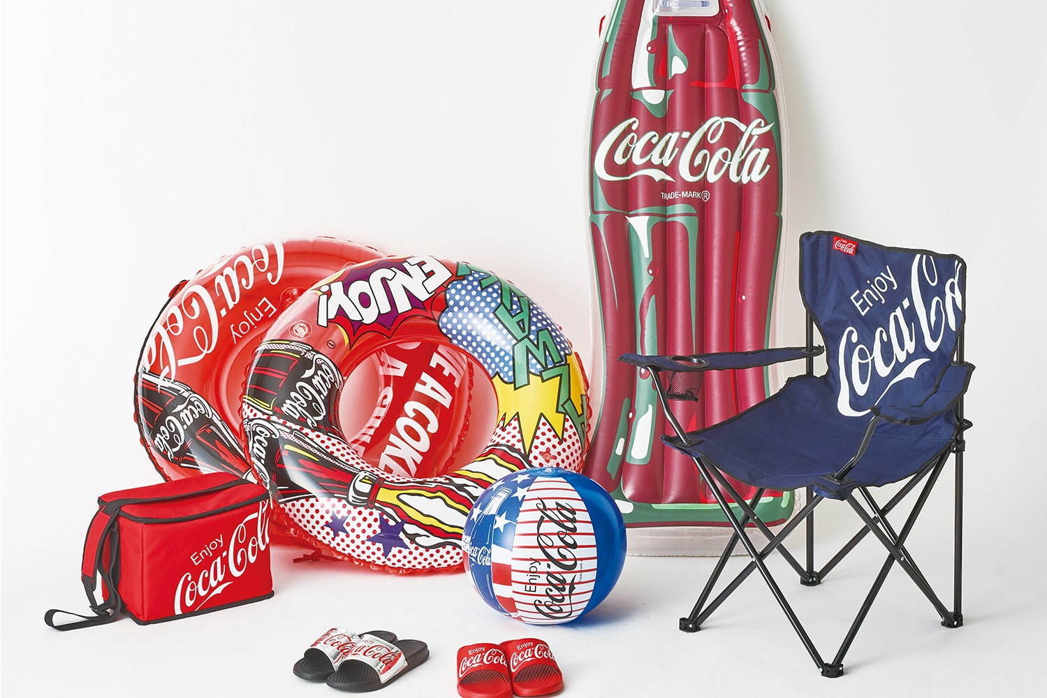 コカ・コーラ」のアウトドアレジャーグッズ、ポップなうきわやキャリー