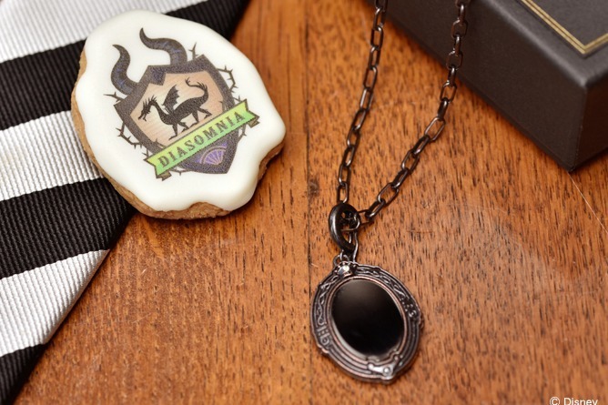 Q-pot.のディズニー「ツイステ」ジュエリー、寮の紋章を配した“魔法の