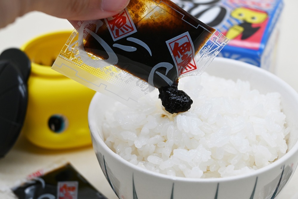 フエキのり佃煮」“黒い帽子”のフエキくん容器に、海苔の佃煮6袋入りで