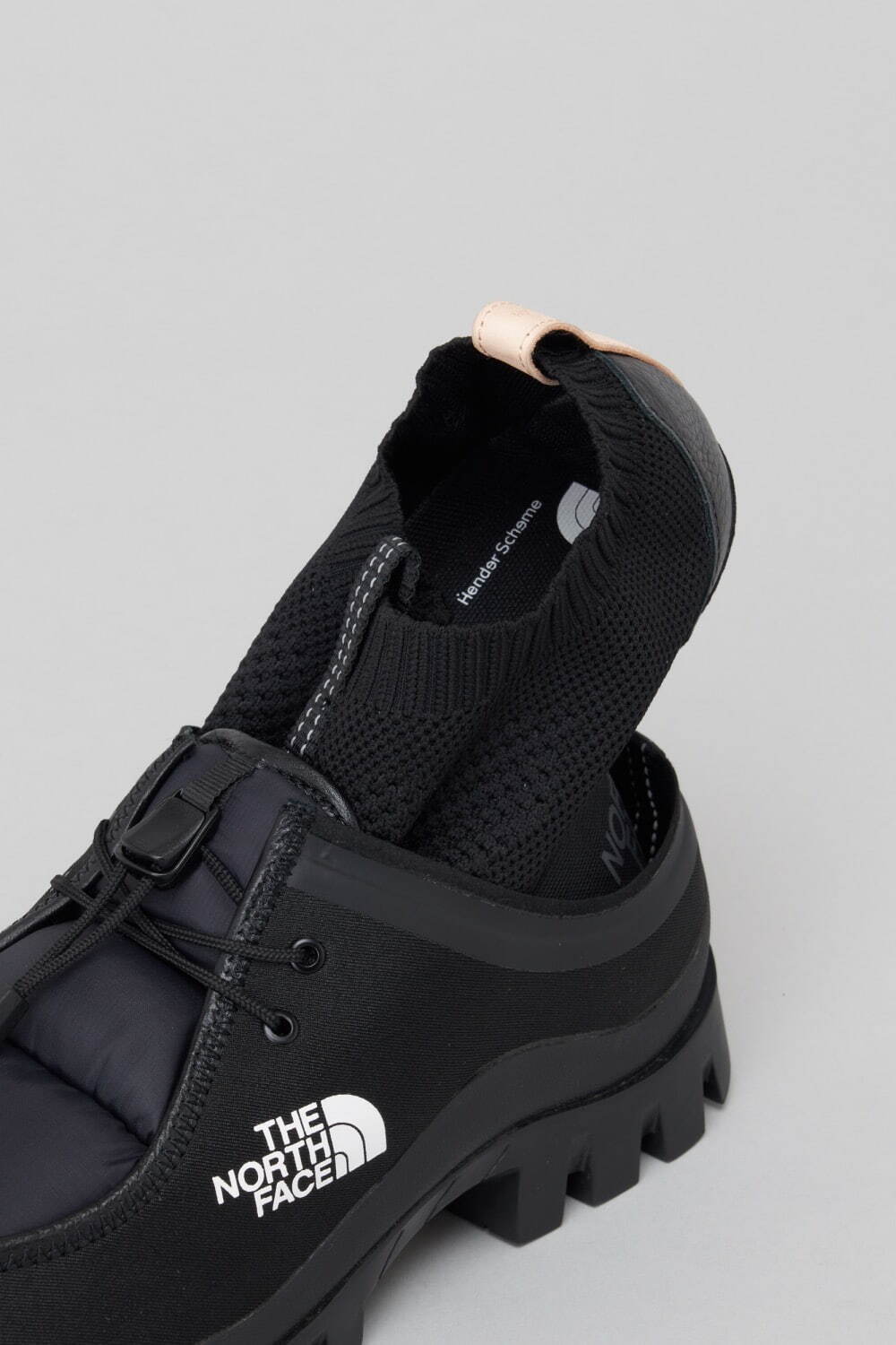 ザ・ノース・フェイス × エンダースキーマ、ダウンアッパーのシューズ