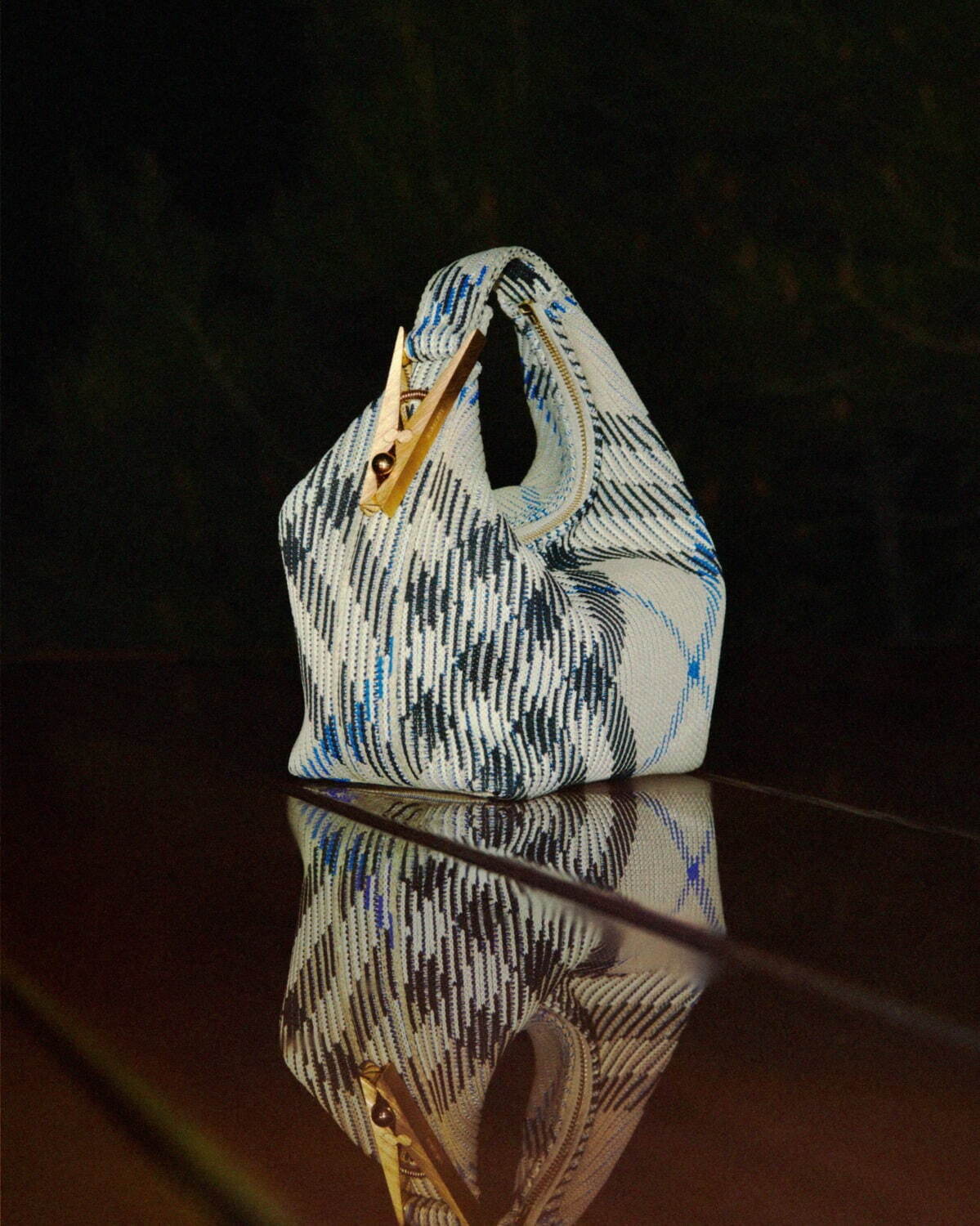 バーバリー24年夏“青ストライプ入り”チェック柄のダッフルバッグや