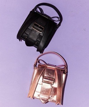 キャンディ ストリッパー、“リボン”が主役のメタリックピンクバッグ