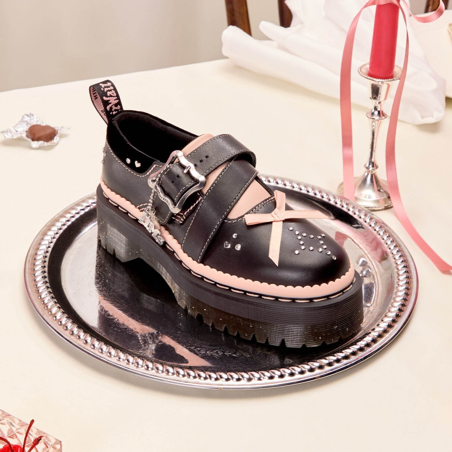 ドクターマーチンのバレンタイン限定「ハート バッグ」パウダーピンク