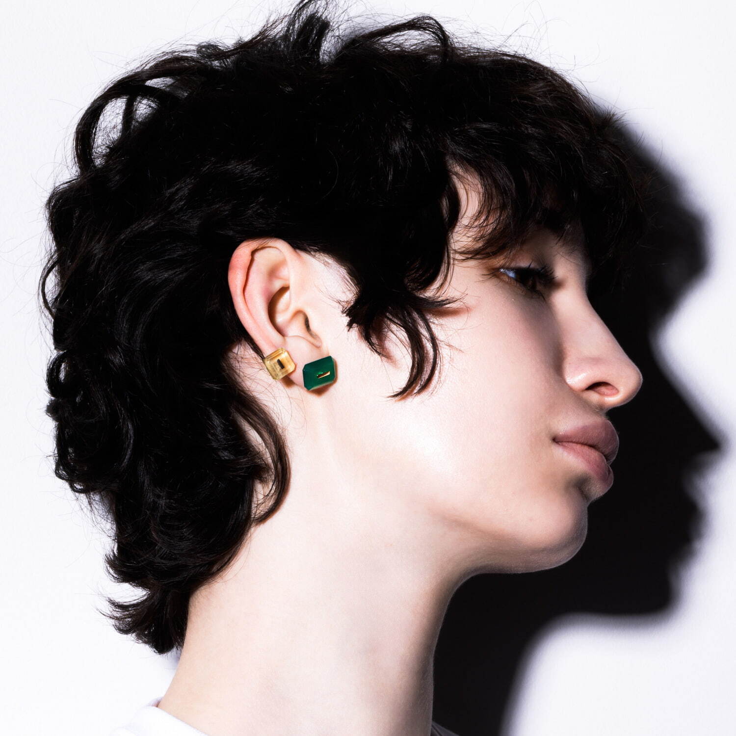 ヒロタカ“南国の鳥”着想の天然石ピアス、大胆スクエアカットのブラック