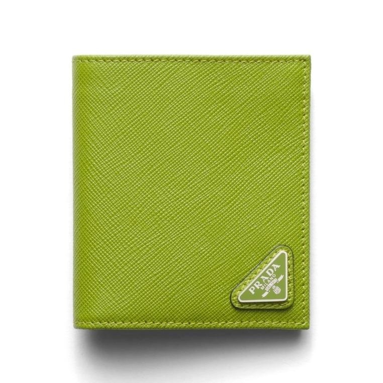 プラダ“開運”グリーンのメンズ財布、「サフィアーノ」レザーの二つ折り