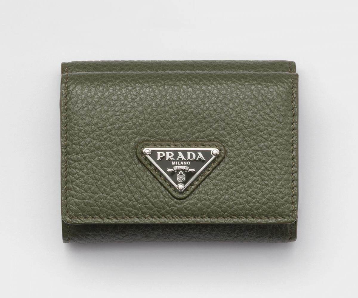 プラダ“深みグリーン”のメンズ財布、柔らかなシボ感レザーのミニ財布や