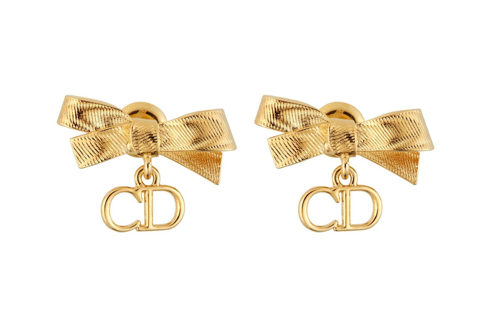 ディオール“リボン”主役のアクセサリー「CD」ロゴ揺れるイヤリング
