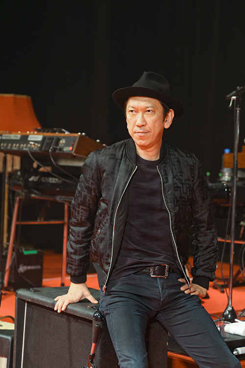 布袋寅泰×タケオキクチ、“ギタリズム柄”のリバーシブルMA-1やハット