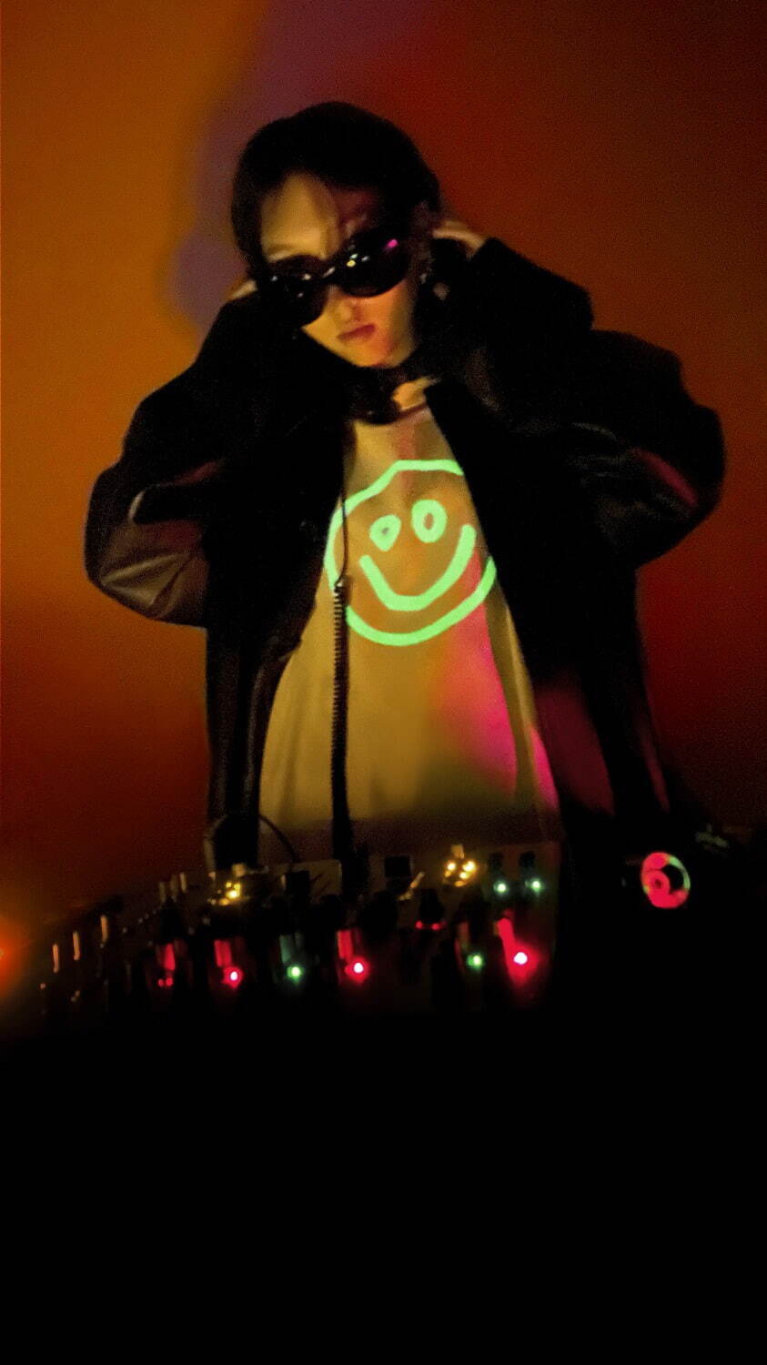 バレンシアガ新作“暗闇で光る”スマイリーフェイスTシャツ＆ベース