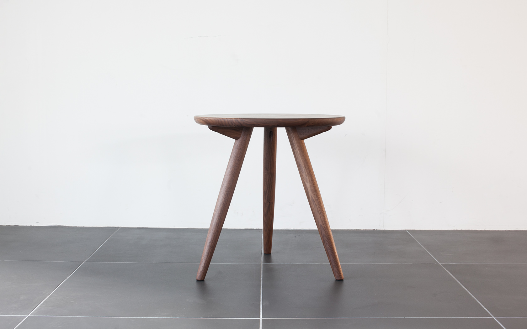 無垢材を使用した、幅広い円型天板のCOFFEEサイドテーブル | ソファ