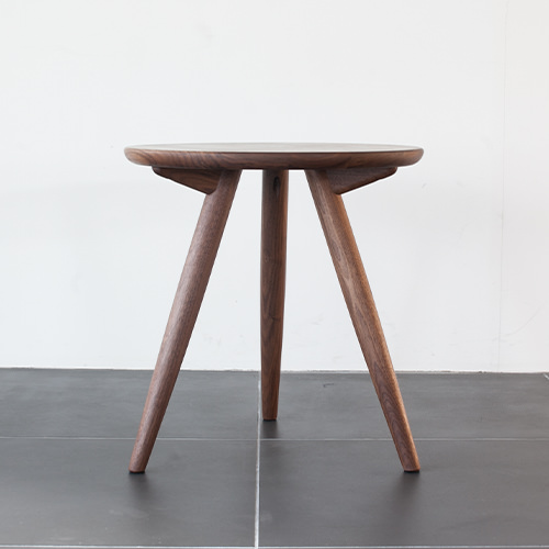 無垢材を使用した、幅広い円型天板のCOFFEEサイドテーブル | ソファ