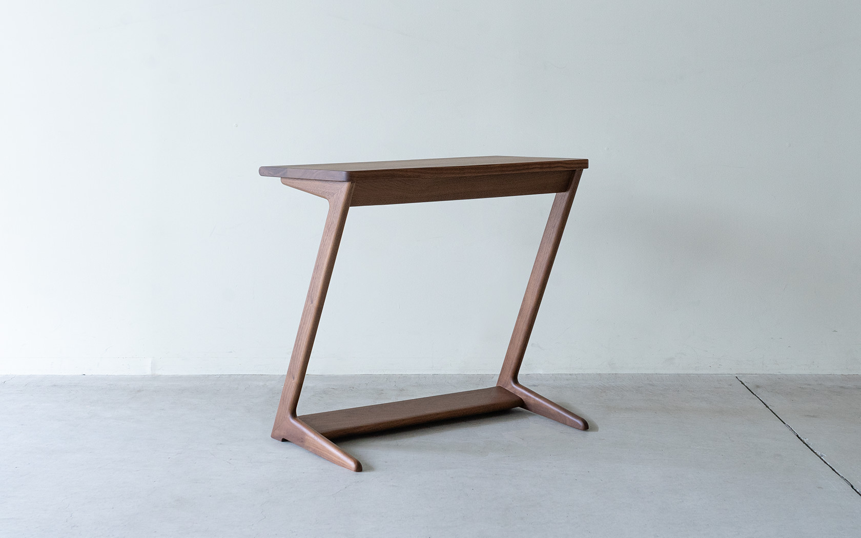 Z字のスマートなフォルムのZEDサイドテーブル | ソファ専門店FLANNEL SOFA