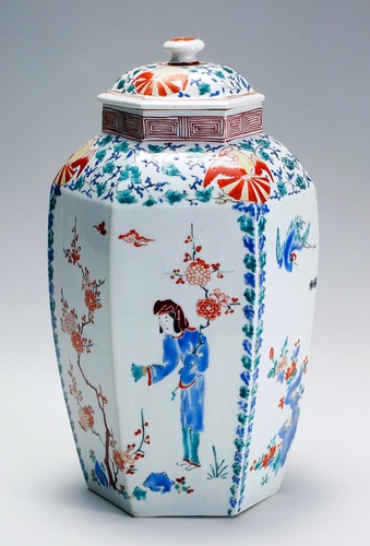 十二代柿右衛門八角形の青赤花柄鉢A415 十二代柿右衛門八角形の青赤花