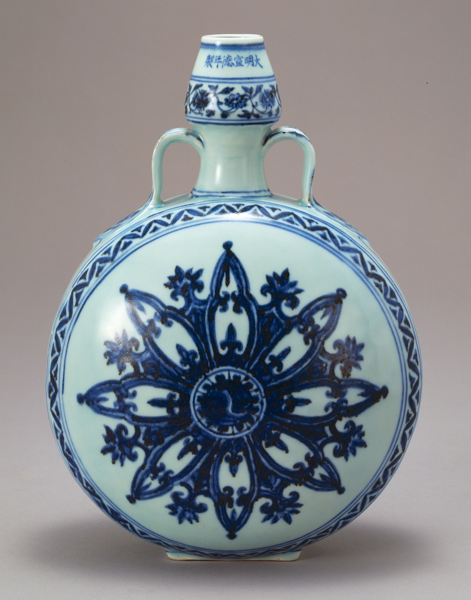 青花花文双耳扁壺 | 景徳鎮窯 | 収蔵品詳細 | 作品を知る | 東京富士